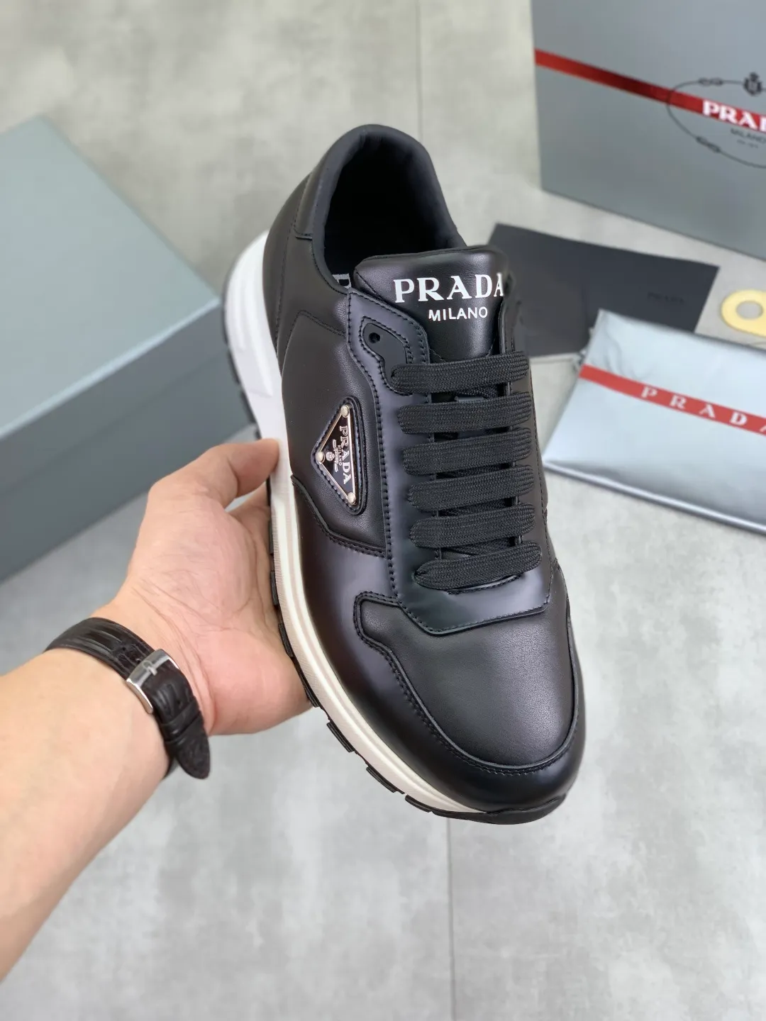 Men's shoes 💰P540 new (higher version) new PRADA (Prada) classic models are on the market at the same time, new men's shoes, 😘fabrics are selected from original imported calfskin. First layer of imported cowhide lining. The original version is awesome! 👍🏿Original open-molded non-slip PU outsole, with exquisite lines, simple and elegant, super comfortable and classy on foot, suitable for leisure travel. Code number: 38-45 (46 customized) 4️⃣ colors available